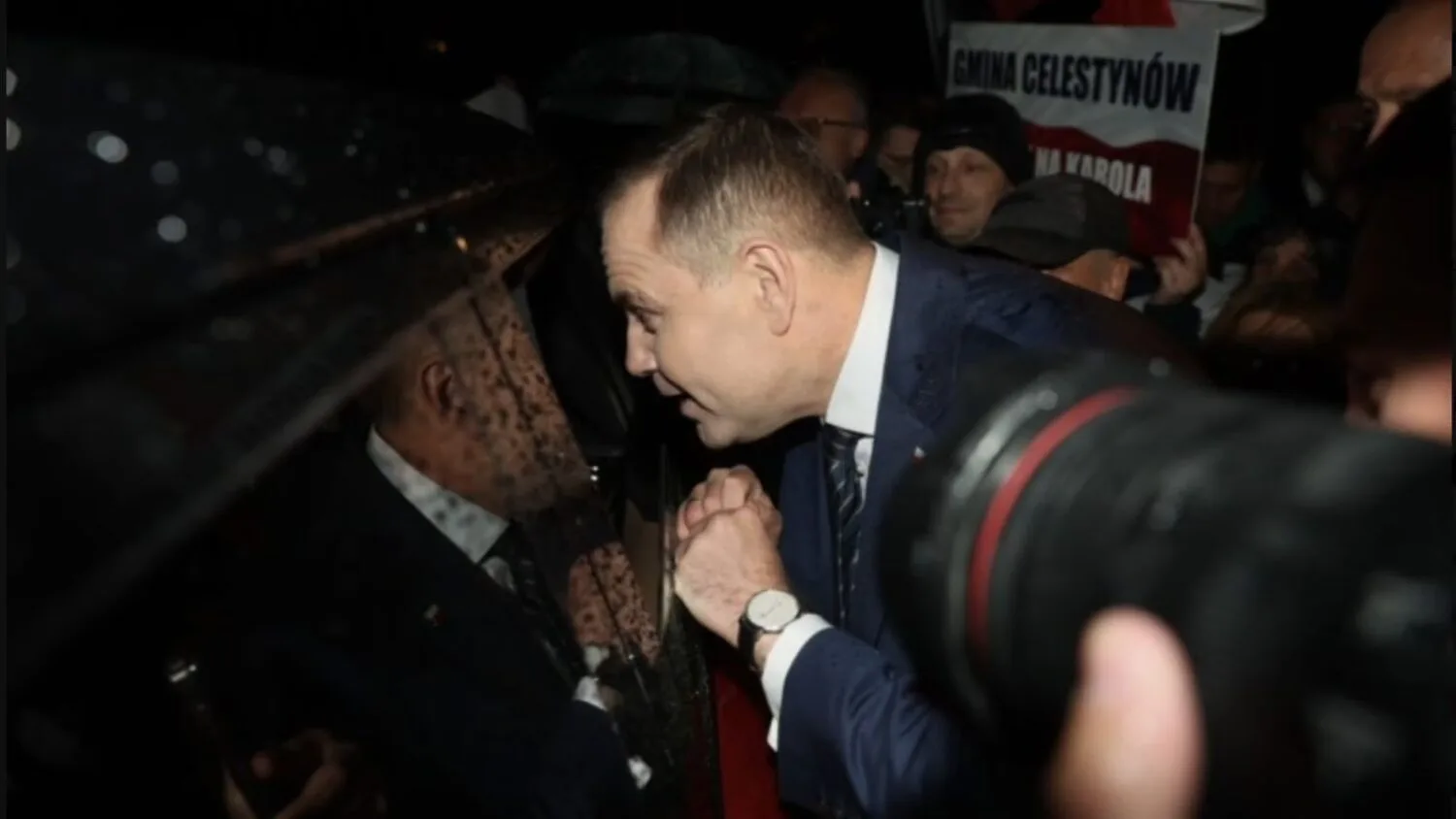 Karol Nawrocki przy samochodzie Krzysztofa Stanowskiego