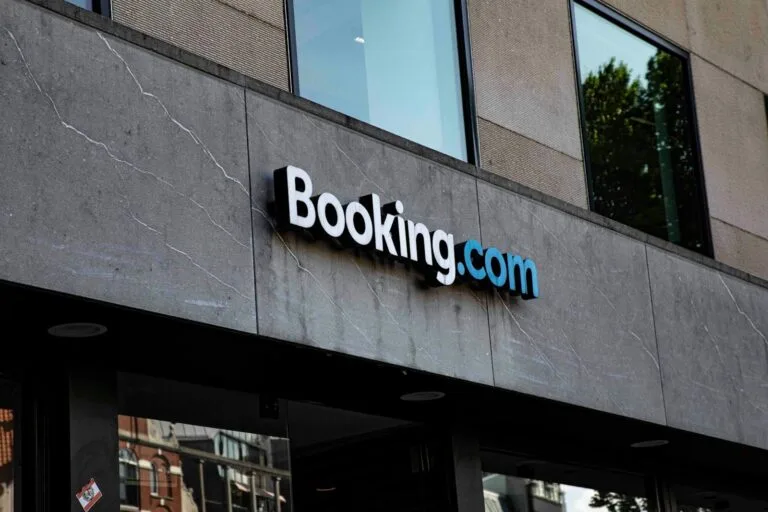 a sign on the side of a building that says bookking com