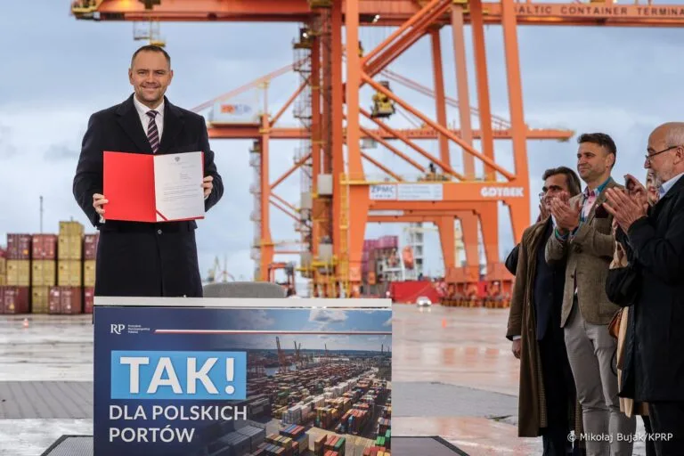 002_b_Prezydent_Karol_Nawrocki_wizyta_Gdynia_20251017_MWB12650