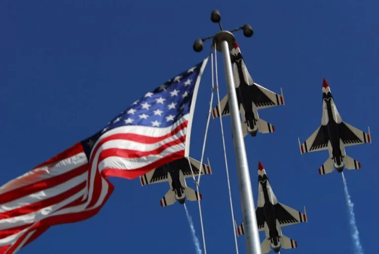 US Air Force Thunderbird Aerial Demonstration Team, F-16 Fighting Falcons