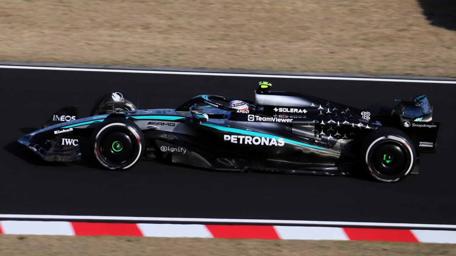 Bolid Mercedesa z logo Petronas pędzi po torze wyścigowym podczas treningu przed Grand Prix Japonii.
