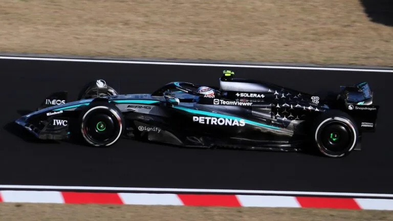 Bolid Mercedesa z logo Petronas pędzi po torze wyścigowym podczas treningu przed Grand Prix Japonii.