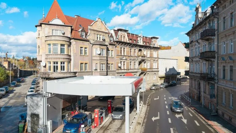 Stacja paliw Orlen w Kłodzku przy ulicy Połabskiej; samochody tankują przy dystrybutorach pod białym zadaszeniem.