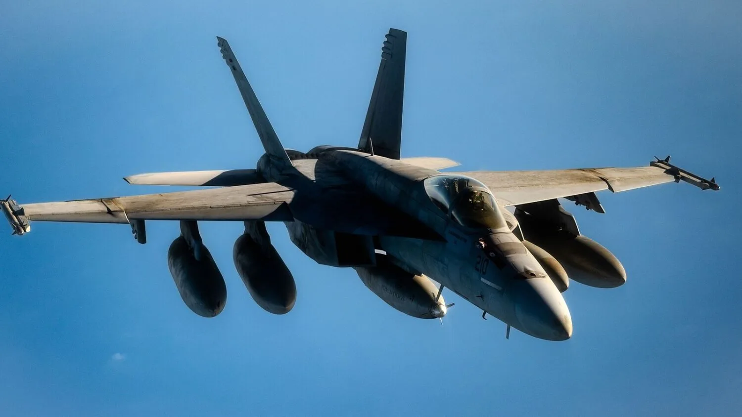 Myśliwiec F/A-18E Super Hornet z lotniskowca USS Harry S. Truman w locie nad rejonem działań USCENTCOM na Bliskim Wschodzie