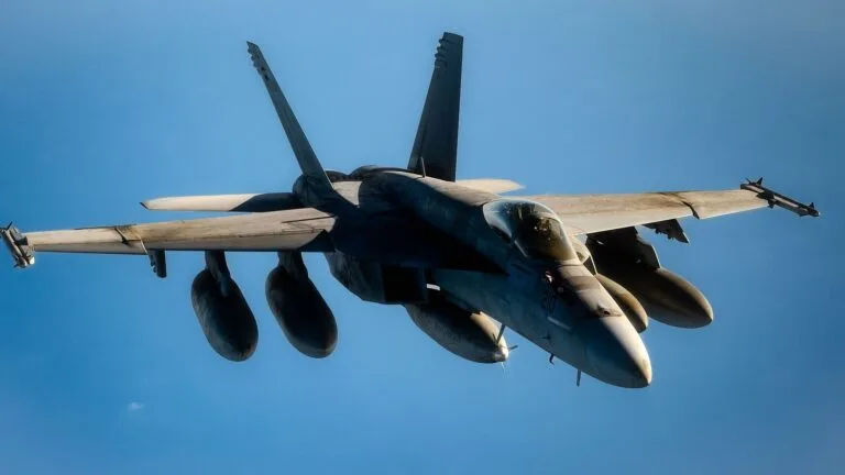 Myśliwiec F/A-18E Super Hornet z lotniskowca USS Harry S. Truman w locie nad rejonem działań USCENTCOM na Bliskim Wschodzie