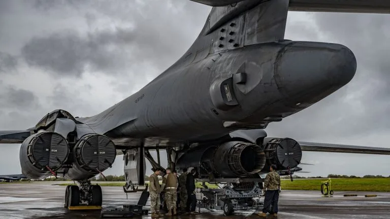 Lotnicy z USA wymieniają silnik bombowca B-1 Lancer na bazie RAF Fairford w Wielkiej Brytanii.