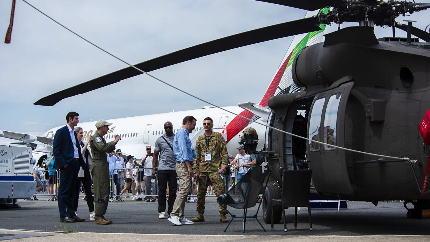 Senator Chris Murphy ogląda śmigłowiec Black Hawk armii USA podczas pokazu lotniczego w Paryżu