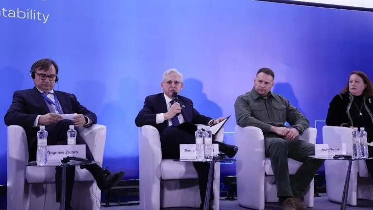 Zbigniew Ziobro (z lewej) na panelu konferencji „United for Justice” we Lwowie, obok Merricka Garlanda