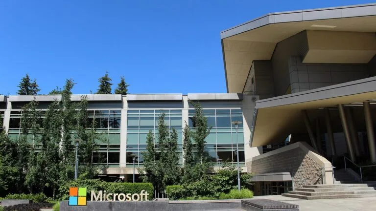 Budynek 92 w siedzibie Microsoftu w Redmond w stanie Waszyngton, przed wejściem z logo firmy.