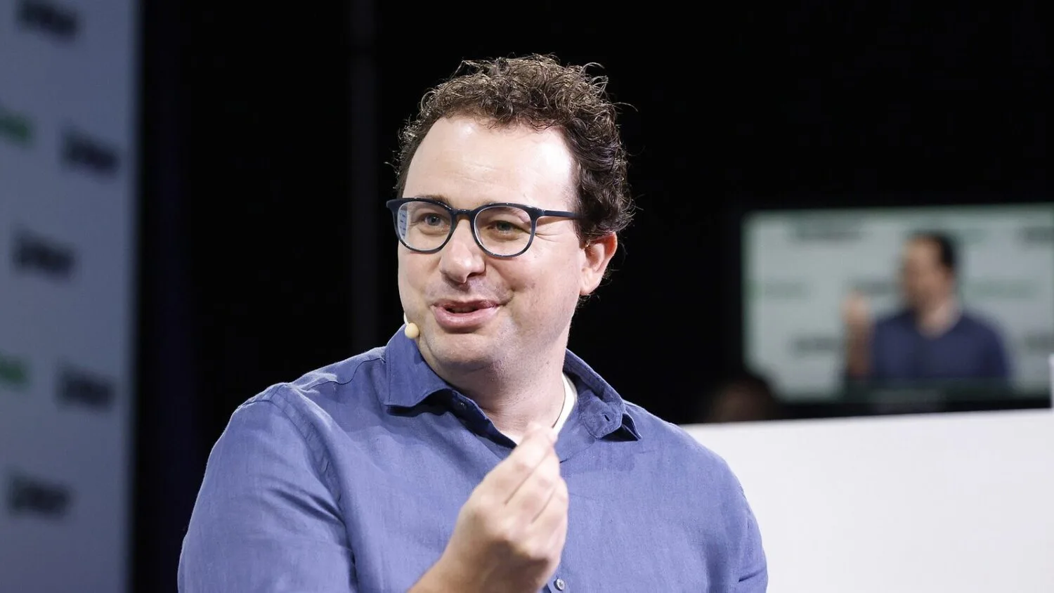 Dario Amodei, dyrektor generalny Anthropic, w niebieskiej koszuli mówi na scenie podczas konferencji TechCrunch Disrupt 2023.