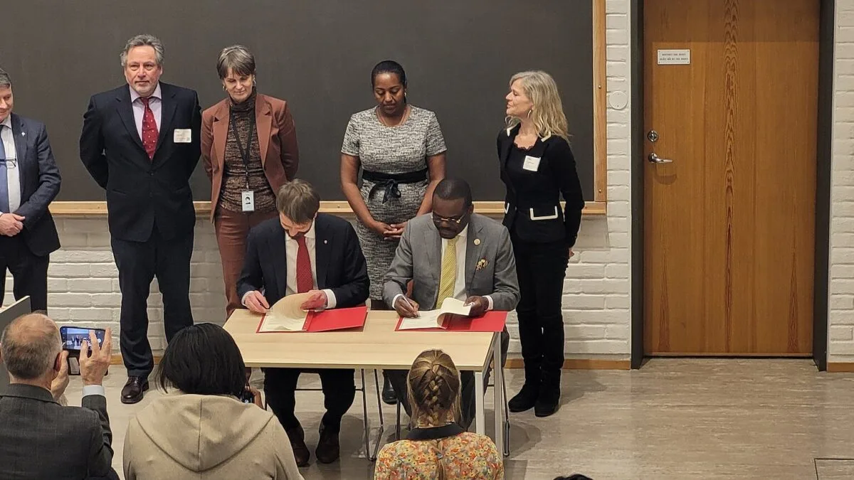 Jean Kaseya, szef Africa CDC, podpisuje porozumienie z norweskim ministrem zdrowia; za nimi stoją inni uczestnicy.