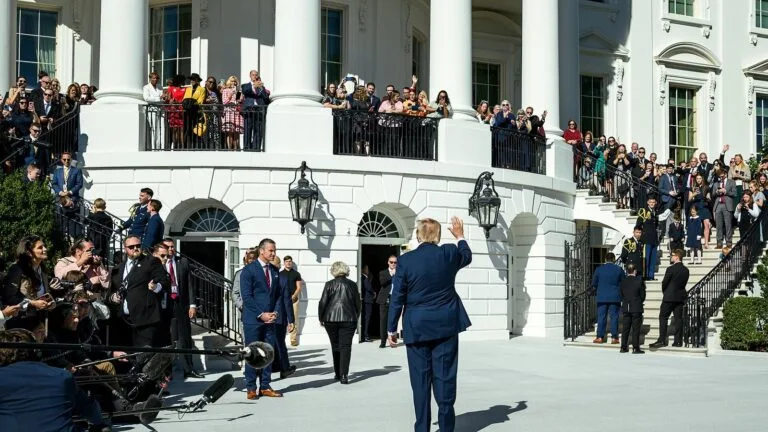 Donald Trump na Południowym Trawniku Białego Domu, machający do tłumu przed wejściem do helikoptera Marine One.