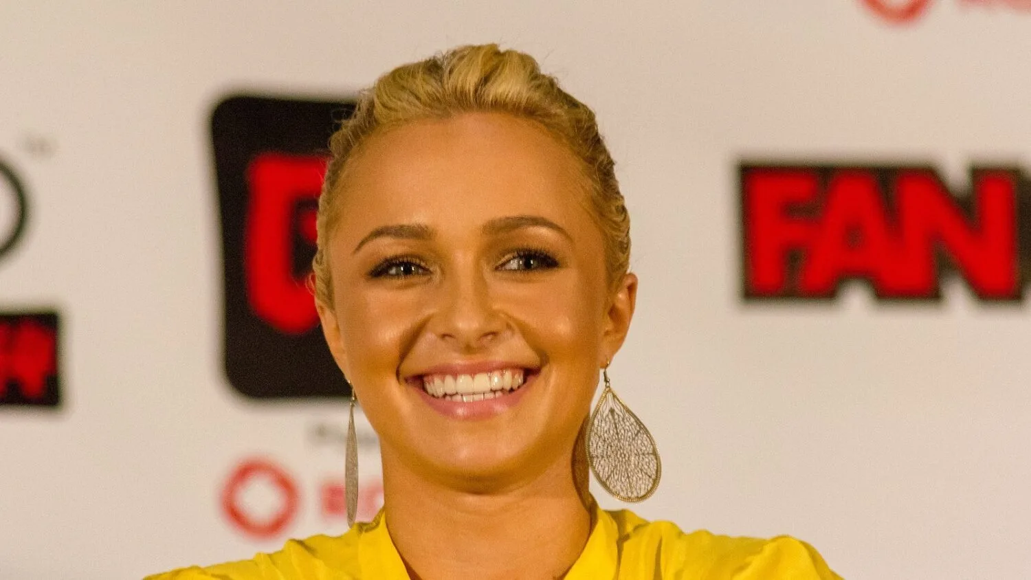 Hayden Panettiere uśmiecha się podczas panelu na konwencie Fan Expo w Toronto.
