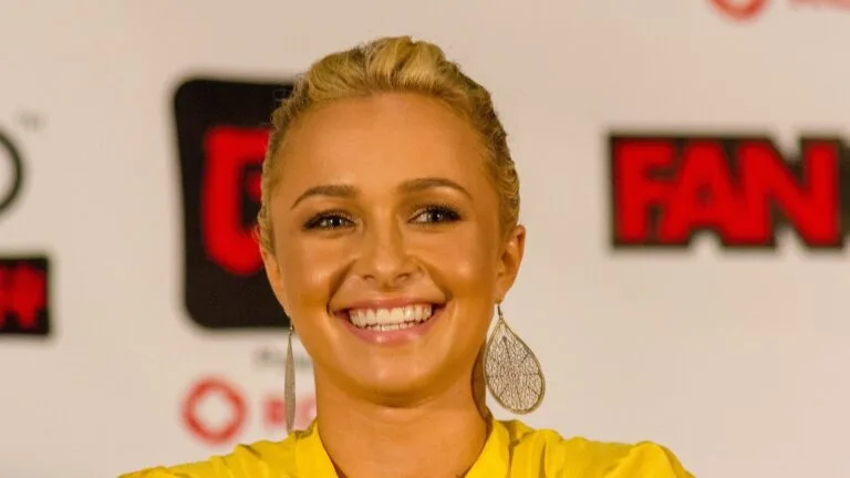 Hayden Panettiere uśmiecha się podczas panelu na konwencie Fan Expo w Toronto.