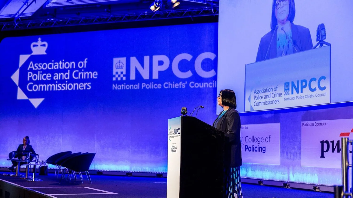 Shabana Mahmood przemawia przy mównicy podczas szczytu APCC i NPCC w Londynie