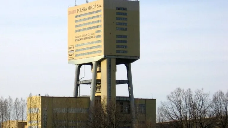 Budynek i wieża wyciągowa kopalni KGHM Polska Miedź w Polkowicach, z napisem spółki na elewacji.
