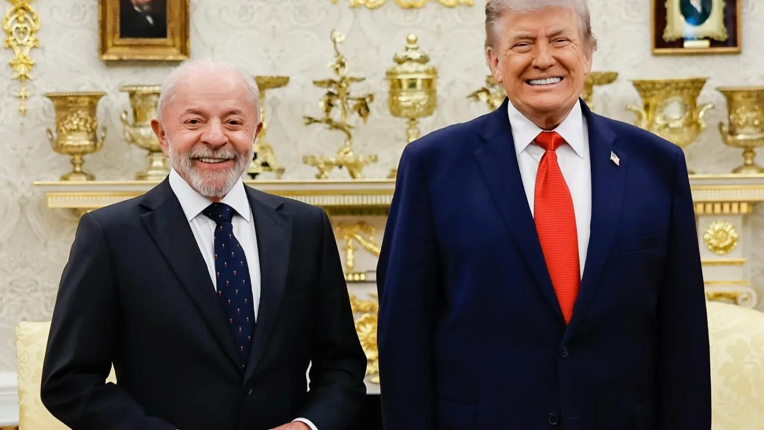 Luiz Inácio Lula da Silva i Donald Trump uśmiechają się podczas spotkania w Białym Domu w Waszyngtonie.