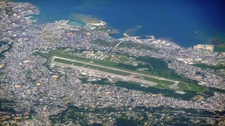 Widok z lotu ptaka na bazę lotniczą Futenma w Ginowan na Okinawie, z której pochodzi oskarżony żołnierz