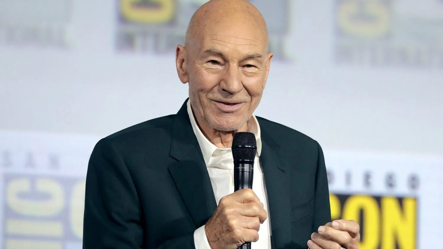 Patrick Stewart przemawia z mikrofonem na panelu „Star Trek: Picard” podczas San Diego Comic-Con w 2019 roku.
