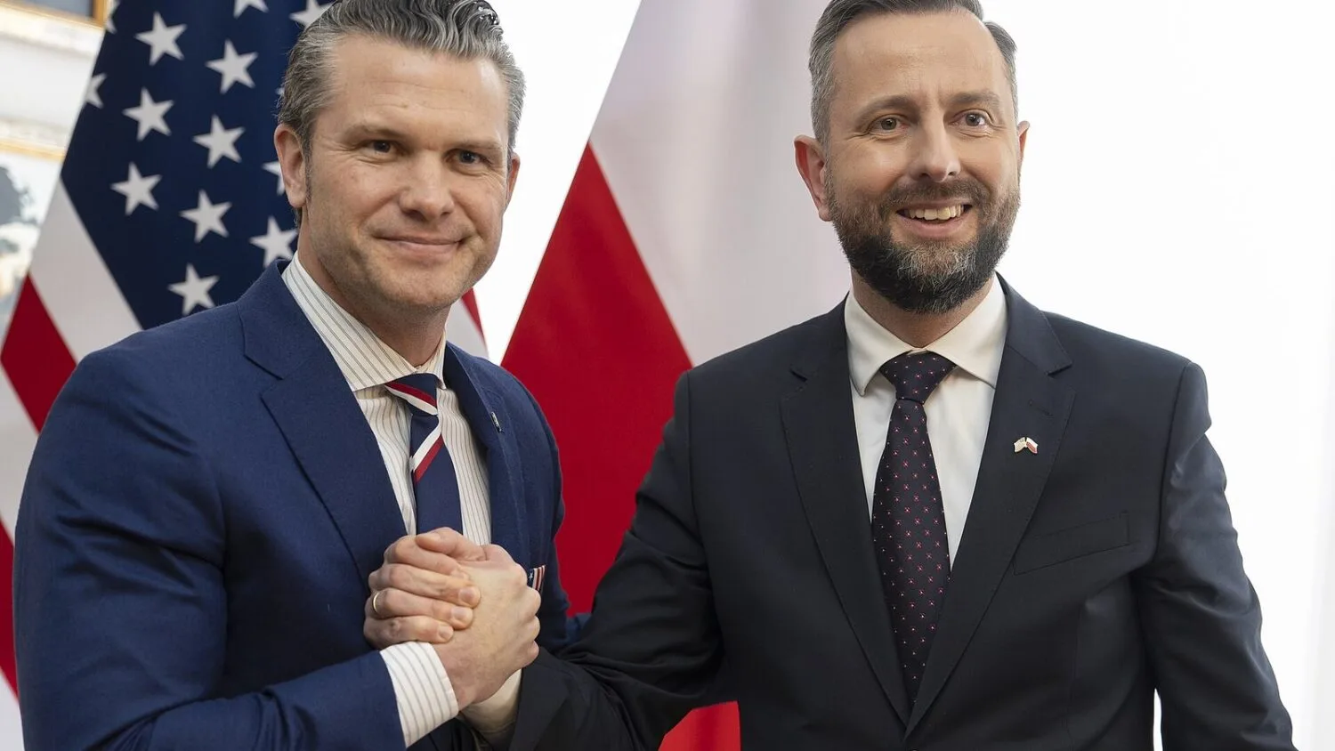 Władysław Kosiniak-Kamysz i sekretarz obrony USA Pete Hegseth podają sobie ręce podczas spotkania w Warszawie w lutym 2025…