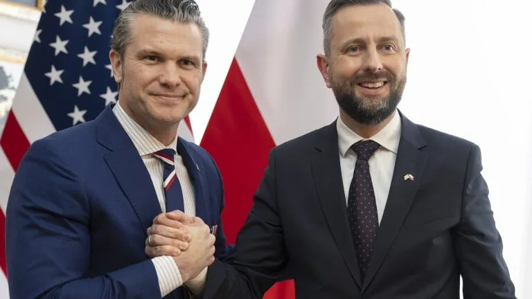 Władysław Kosiniak-Kamysz i sekretarz obrony USA Pete Hegseth podają sobie ręce podczas spotkania w Warszawie w lutym 2025…