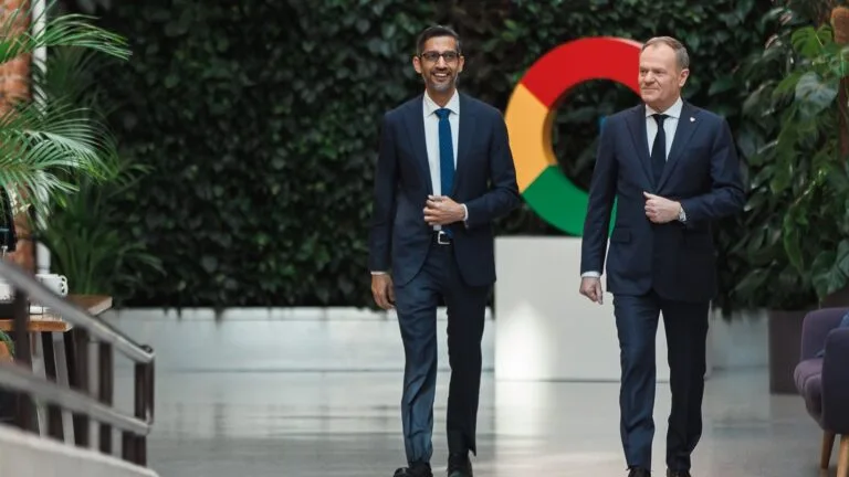 Sundar Pichai, prezes Alphabet, idzie obok Donalda Tuska w holu kampusu Google w Warszawie.