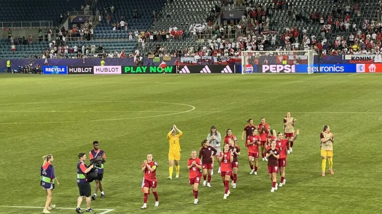 Reprezentantki Polski w czerwonych strojach żegnają kibiców na stadionie w Lucernie po meczu Euro 2025 z Danią.