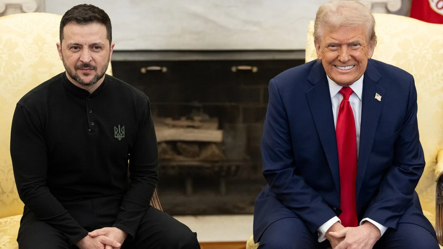 Wołodymyr Zełenski i Donald Trump siedzą obok siebie w Białym Domu w Waszyngtonie.