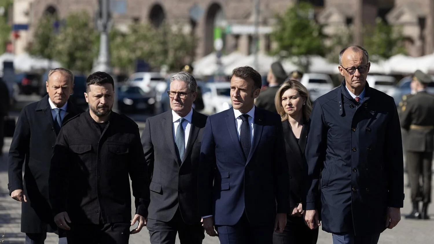 W Kijowie Keir Starmer, Emmanuel Macron i Friedrich Merz idą razem z Wołodymyrem Zełenskim; po lewej Donald Tusk.