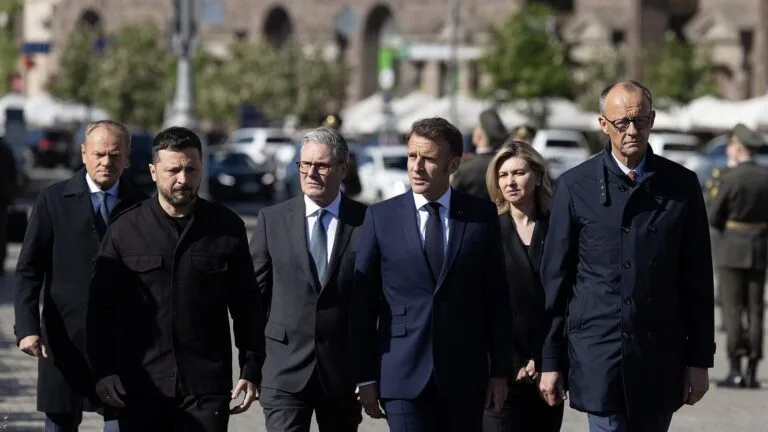 W Kijowie Keir Starmer, Emmanuel Macron i Friedrich Merz idą razem z Wołodymyrem Zełenskim; po lewej Donald Tusk.