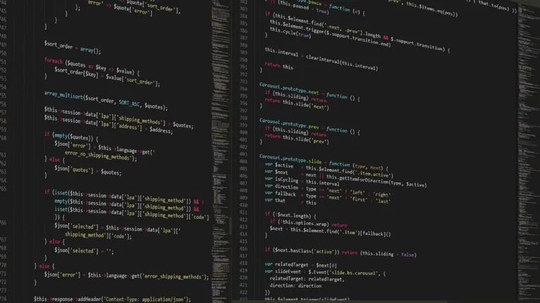 Zbliżenie na ekran z wierszami kodu źródłowego strony internetowej na ciemnym tle.