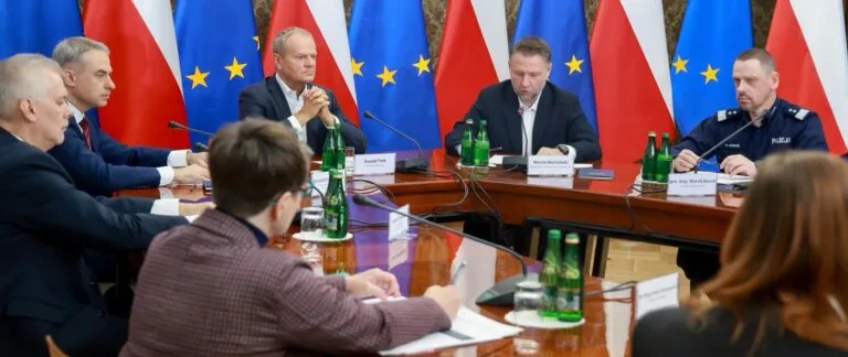 Premier Donald Tusk podczas narady z ministrami i przedstawicielami służb w sprawie ataków w szkołach