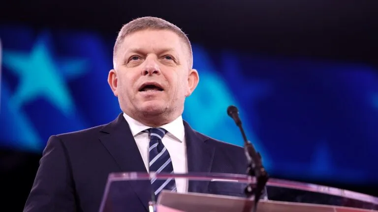 Robert Fico przemawia do publiczności przy mównicy podczas konferencji CPAC w Maryland w USA.