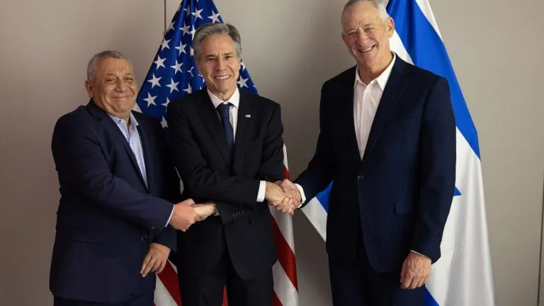 Gadi Eisenkot (z lewej) wita się z sekretarzem stanu USA Antonym Blinkenem; po prawej Benny Gantz. Tel Awiw, 2024