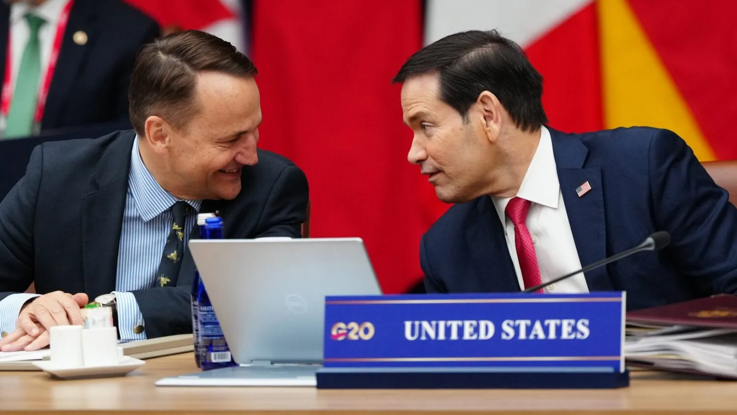 Radosław Sikorski rozmawia z Marco Rubio podczas spotkania ministrów spraw zagranicznych G20 w Atlancie