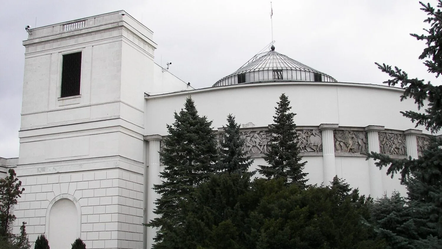 Gmach Sejmu w Warszawie od strony ulicy Wiejskiej, z okrągłą salą obrad i kopułą