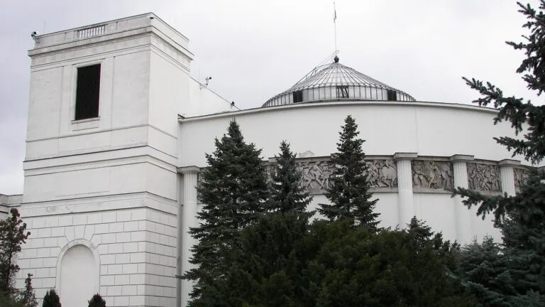 Gmach Sejmu w Warszawie od strony ulicy Wiejskiej, z okrągłą salą obrad i kopułą