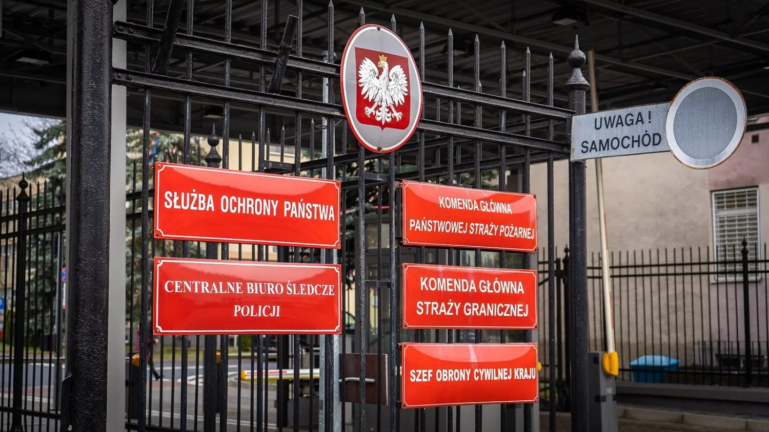 Tablice z nazwami jednostek przy bramie, m.in. Centralnego Biura Śledczego Policji, oraz innych służb mundurowych.