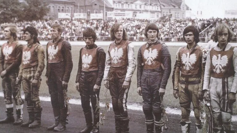Reprezentanci Polski na żużlu w kamizelkach z orłem przed meczem testowym z Wielką Brytanią w 1975 roku