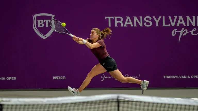 Maja Chwalińska w wyskoku odbija piłkę podczas meczu turnieju Transylvania Open w Klużu-Napoce