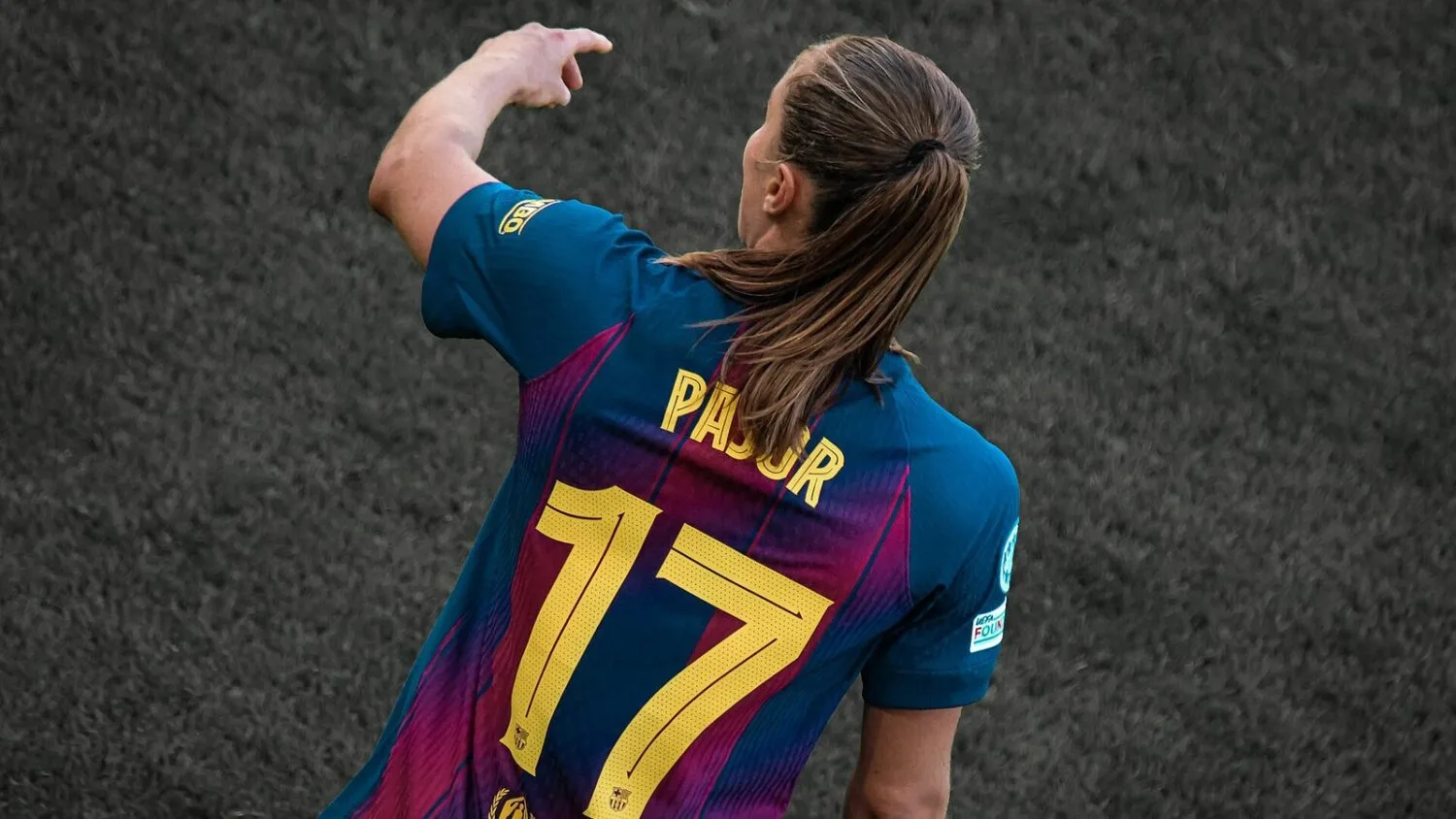 Ewa Pajor tyłem, w koszulce FC Barcelony z numerem 17, unosi rękę na boisku podczas finału Ligi Mistrzyń 2025/26.