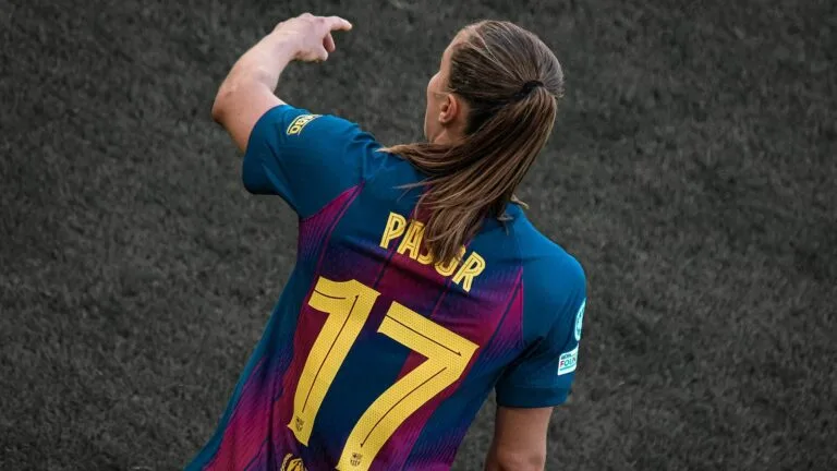 Ewa Pajor tyłem, w koszulce FC Barcelony z numerem 17, unosi rękę na boisku podczas finału Ligi Mistrzyń 2025/26.