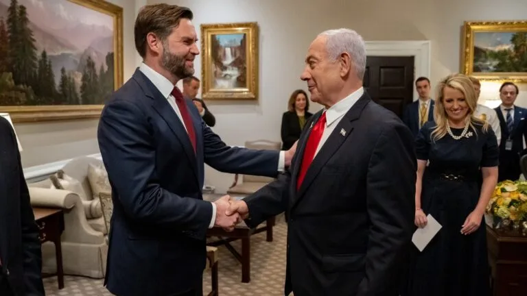 Premier Izraela Benjamin Netanjahu wita się za rękę z wiceprezydentem USA JD Vance'em podczas spotkania.
