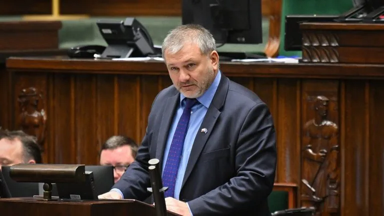 Waldemar Żurek przemawia z mównicy w Sejmie RP.