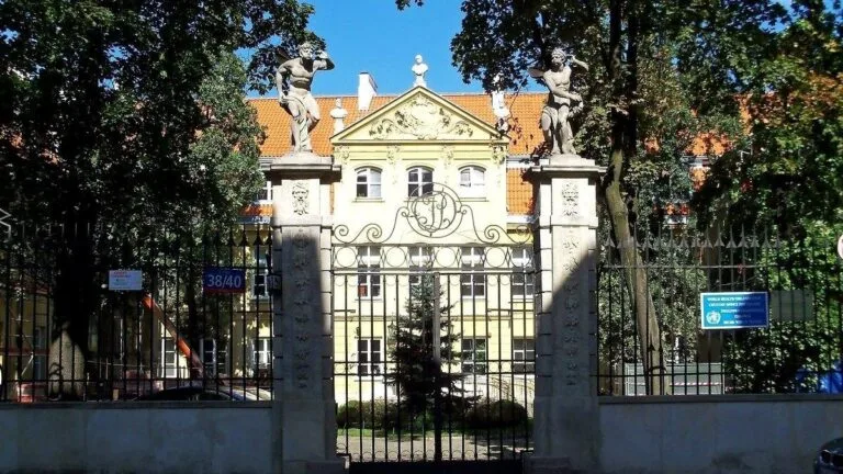 Brama i fasada Pałacu pod Czterema Wiatrami w Warszawie, siedziby Ministerstwa Zdrowia