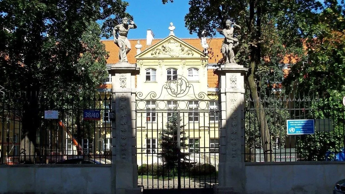Brama i fasada Pałacu pod Czterema Wiatrami w Warszawie, siedziby Ministerstwa Zdrowia