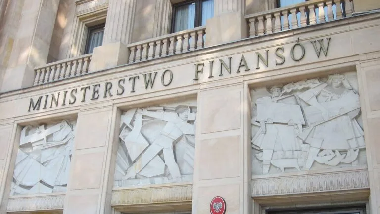 Gmach Ministerstwa Finansów przy ul. Świętokrzyskiej w Warszawie, z napisem na elewacji i płaskorzeźbami nad wejściami.